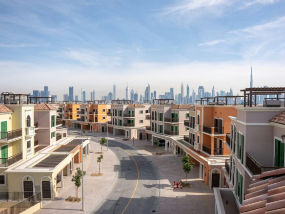 Luxury waterfront apartments in real estate in Marina Dubai skyline view